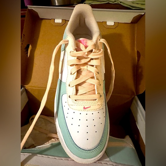 NIKE Air Force 1 (GS 7Y)Women's 8.5) Jade Ice Guava Ice, NEW in Box - Picture 6 of 10